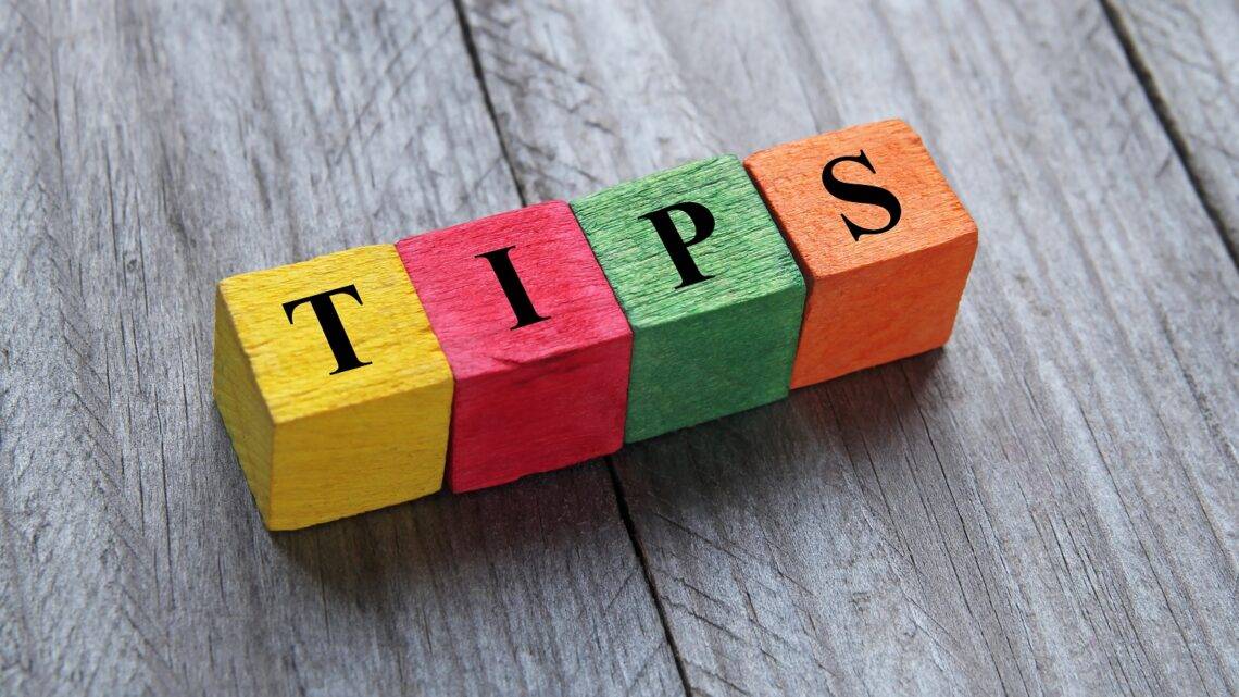 Bunte Bauklätze mit Schriftzug "Tips"
