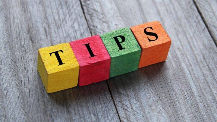 Bunte Bauklätze mit Schriftzug "Tips"