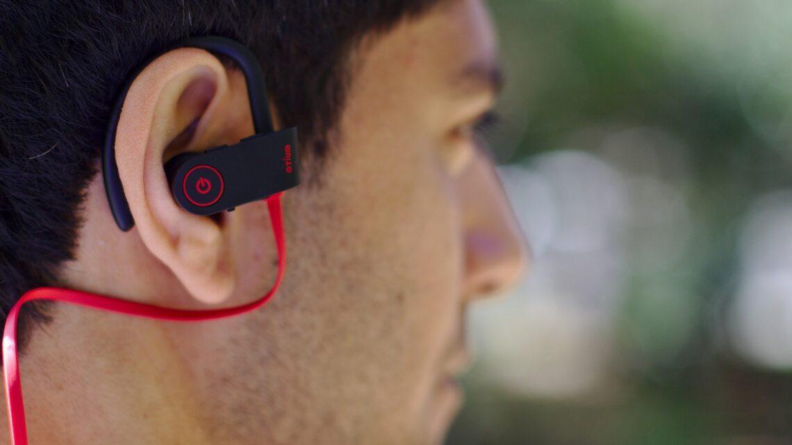 Mann mit in Ear Kopfhörern
