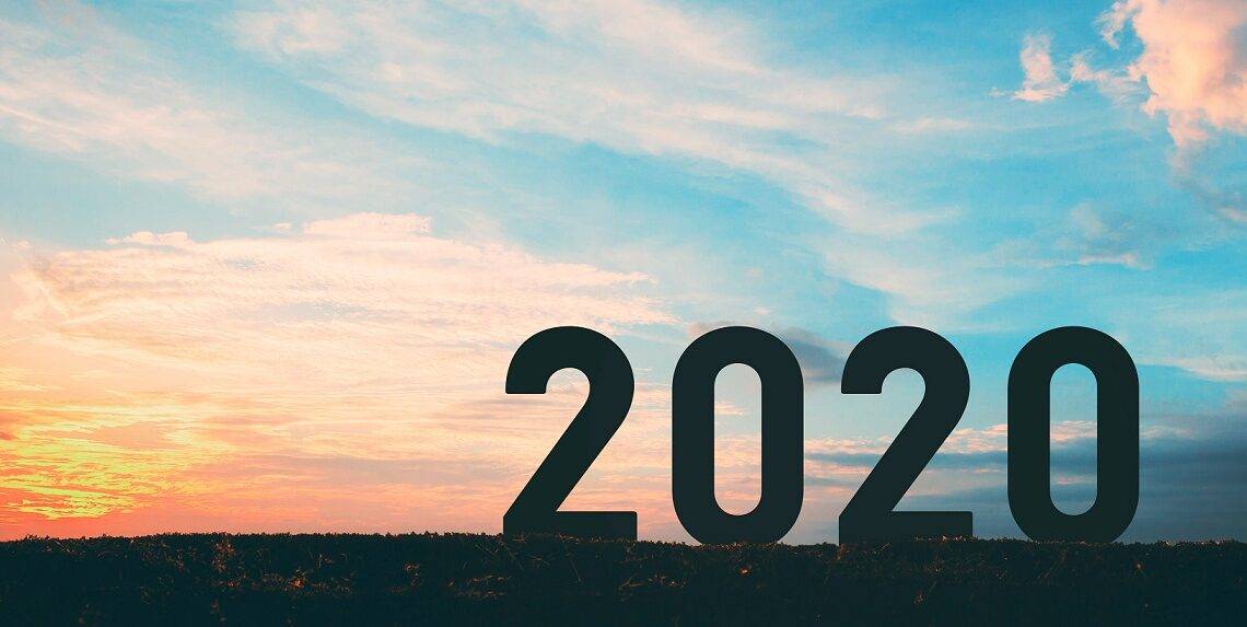 die Zahl 2020 vor einer Skyline