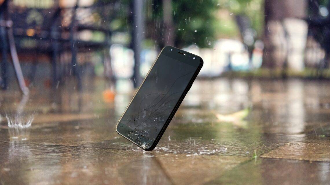 Smartphone stürzt auf Kopfsteinpflaster