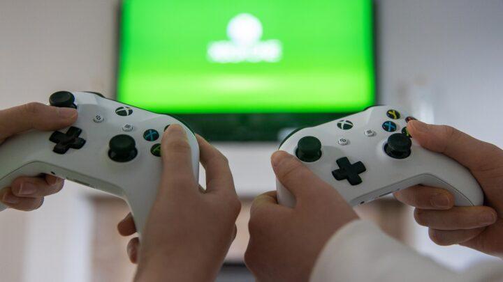 Zwei Xbox One Controller in weiß