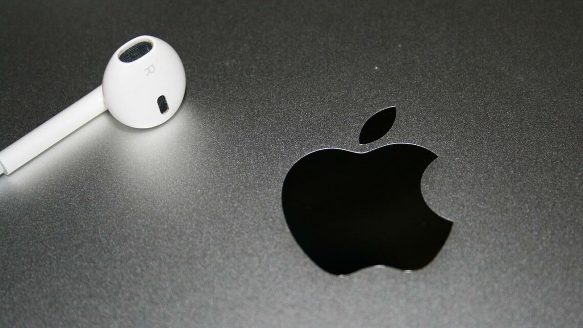 Apple AirPod auf einem Apple Macbook