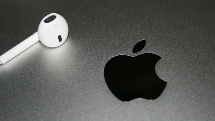 Apple AirPod auf einem Apple Macbook