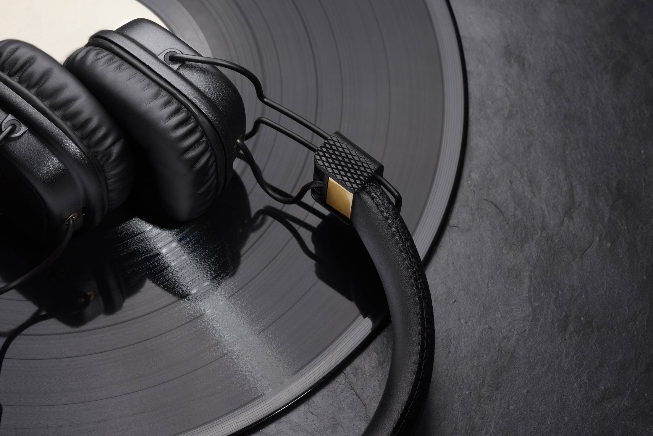 Schwarze On-Ear Kopfhörer auf einer Schallplatte