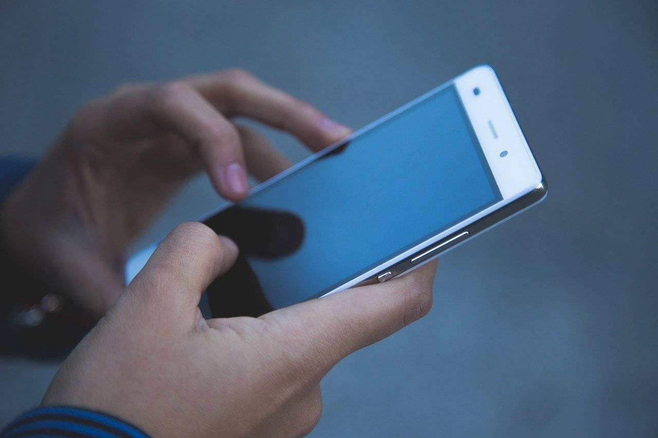 Smartphone in zwei Händen