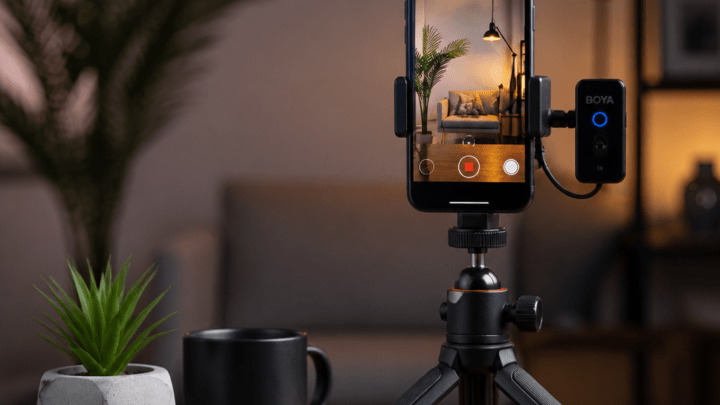 Smartphone-Setup mit Bluetooth-Mikrofon zum Instagram Reels erstellen mit gutem Ton